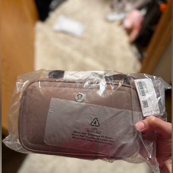 Lululemon Crossbody Camera Bag 2L - Picture 1 of 5